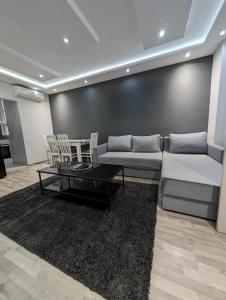 sala de estar con sofá y mesa en Top Belgrade Apartments, en Belgrado