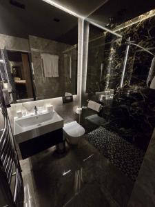 ein Bad mit einem Waschbecken und einem WC in der Unterkunft Vojvoda Putnik in Vranje