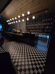 un bar con suelo a cuadros en un restaurante en Vojvoda Putnik, en Vranje