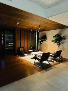 una hall con sedie e un tavolo in un edificio di Luxurious studio apartment with private garden a Sharjah