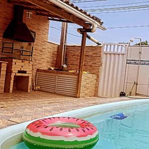 Kolam renang di atau dekat dengan Casa com piscina
