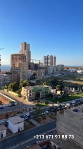 widok na miasto z budynkami i ruchem w obiekcie Fernand ville Oran w mieście Oran