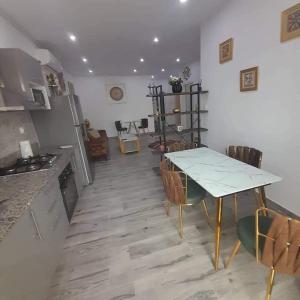 a kitchen and dining room with a table and chairs at Fernand ville Oran in Oran