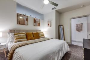 En eller flere senge i et værelse på Gorgeous Condo w Riverwalk Views Free Parking Pet Friendly Centrally Located on the Riverwalk + 12 billeder