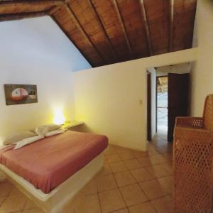 a bedroom with a bed and a table and a chair at Habitaciones en Vichayito in Vichayito