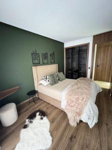 une chambre avec un lit et un chien allongé sur le sol dans l'établissement Studio, Casablanca Anoual Subway, comfortable stay, à Casablanca