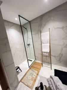 La salle de bains est pourvue d'une douche et d'un sèche-serviettes. dans l'établissement Studio, Casablanca Anoual Subway, comfortable stay, à Casablanca 11 autres photos