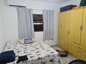 a bedroom with a bed and a dresser at Casa para Temporada Agrishow 2024 in Ribeirão Preto