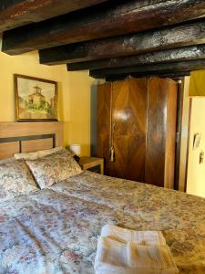 1 dormitorio con cama grande y techo de madera en La Posada de Izan, en Gumiel de Hizán