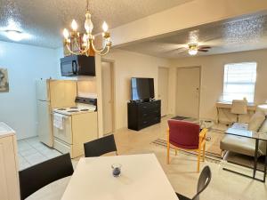 cocina y sala de estar con mesa y sillas en 1326-#3 downtown comfy & clean 1bedroom unit, en San Antonio