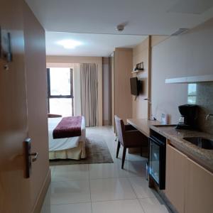 Habitación de hotel con cama y cocina con fregadero en Flat sem café da manhã - Cullinan (SHN Brasília), en Brasilia