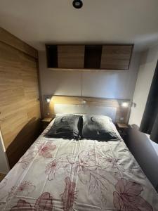Ένα ή περισσότερα κρεβάτια σε δωμάτιο στο Mobile Home Le Badour +58 φωτογραφίες