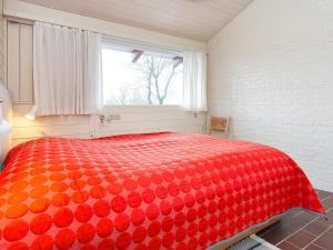 Danland LøjtにあるTwo-Bedroom Holiday home in Aabenraa 4の窓付きの客室で、大型赤いベッド1台が備わります。