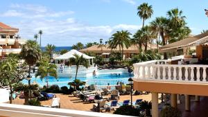 Bazén v ubytování Royal Garden Sea Views By Deihu Experiences nebo v jeho okolí