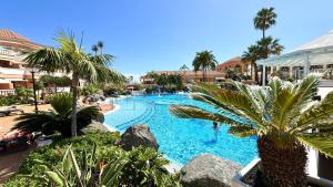 Bazén v ubytování Royal Garden Sea Views By Deihu Experiences nebo v jeho okolí