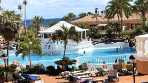 Bazén v ubytování Royal Garden Sea Views By Deihu Experiences nebo v jeho okolí