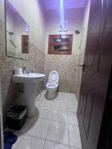 łazienka z toaletą i umywalką w obiekcie شقق جدة دستنيشن w mieście Dżudda