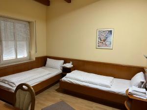 Zimmer mit 2 Betten und einem Fenster in der Unterkunft Hotel Zum Kaffeekännchen in Norderstedt