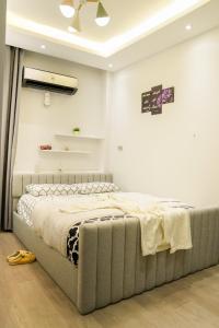 1 dormitorio con 1 cama grande en una habitación en شقة فندقية مفروشة, en Ḩulwān