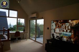 ein Wohnzimmer mit einem großen Flachbild-TV in der Unterkunft SookeDreams in Sooke