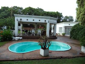 una piscina en el patio trasero de una casa en Heatherdale Guesthouse & Shuttle Services, en Pretoria