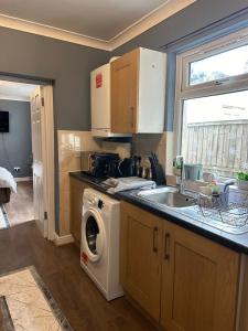 Kitchen o kitchenette sa Amazing Ground Floor one bedroom apartment Forest Road
