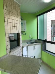 Kuchyň nebo kuchyňský kout v ubytování Apto amplo 1dorm vista para o mar
