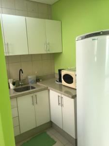 Kuchyň nebo kuchyňský kout v ubytování Apto amplo 1dorm vista para o mar