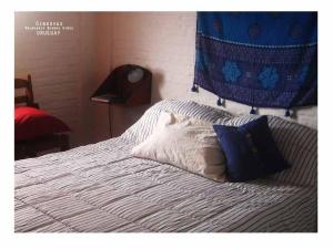 una cama con dos almohadas encima en Gin Kovas, en Punta del Este