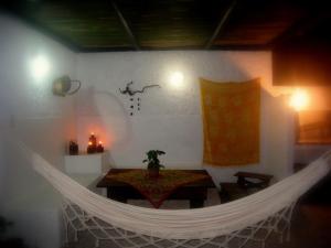 una hamaca en una sala de estar con mesa y hormigueo en Gin Kovas, en Punta del Este