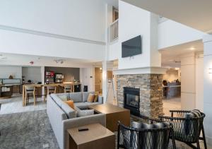 uma sala de estar com um sofá e uma lareira em Staybridge Suites Jackson, an IHG Hotel em Ridgeland