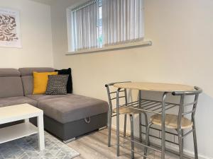 a living room with a couch and a table at Long Stays in Birmingham - 1 Bedrooms, 1 Baths, 2 Separate Beds & Parking in Birmingham