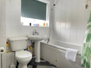 La salle de bains blanche est pourvue de toilettes et d'un lavabo. dans l'établissement Long Stays in Birmingham - 1 Bedrooms, 1 Baths, 2 Separate Beds & Parking, à Birmingham