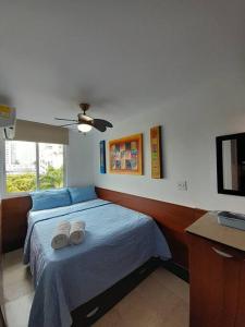 ein Schlafzimmer mit einem Bett mit zwei Handtüchern darauf in der Unterkunft R.1112 Estudio ejecutivo, privado con cocina y baño. in Panama-Stadt