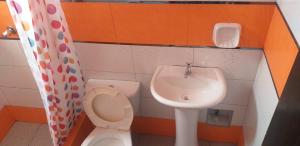 ein kleines Bad mit WC und Waschbecken in der Unterkunft PAKKARIN - HOTEL in Chachapoyas