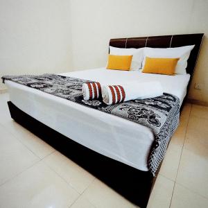 1 cama grande con 2 almohadas encima en Muslim 2 Stay en Melaka