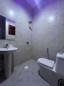 uma casa de banho com um WC branco e um lavatório. em شقق جدة دستنيشن em Jeddah
