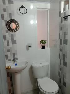 La salle de bains est pourvue de toilettes et d'un lavabo. dans l'établissement Aparta estudio Fontanar del río suba, à Bogotá