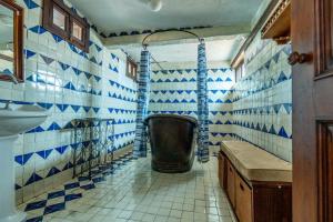 y baño con lavabo y bañera. en Hacienda Venta de Guadalupe, en La Venta