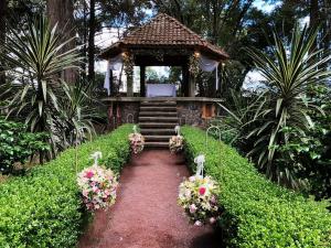 przejście prowadzące do altany z kwiatami w obiekcie Hacienda Venta de Guadalupe w mieście La Venta