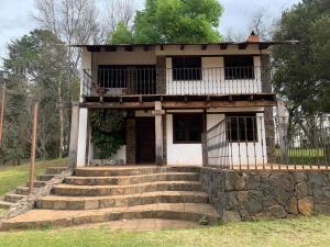 ein kleines Haus mit Treppen, die zu ihm führen in der Unterkunft Hacienda Venta de Guadalupe in La Venta