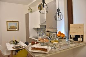una cocina con una mesa con un pastel. en Gloden House Apartments, en Taormina