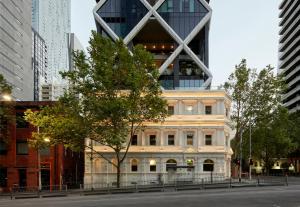 un edificio blanco en medio de una ciudad en KULA Melbourne CBD, en Melbourne