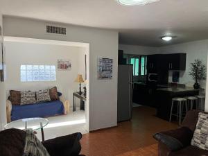 uma sala de estar com um sofá e uma cozinha em Casa grande y centrica, 3 cuartos y 2 baños em Hermosillo
