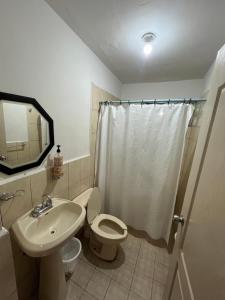 uma casa de banho com um WC branco e um lavatório. em Casa grande y centrica, 3 cuartos y 2 baños em Hermosillo