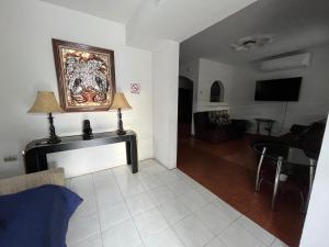 uma sala de estar com um sofá e uma pintura na parede em Casa grande y centrica, 3 cuartos y 2 baños em Hermosillo