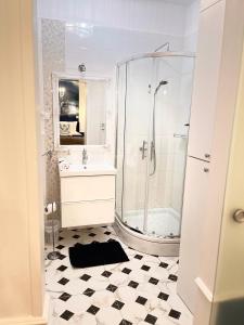 La salle de bains est pourvue d'une douche et d'un lavabo. dans l'établissement Marcel Zadar Old Town, à Zadar