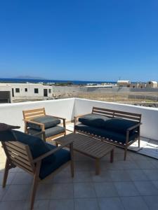 twee stoelen en een tafel op het dak bij IFESTIA HOUSE in Agia Paraskevi