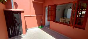 Los Nardos Duplex 2 في سان سلفادور دي خوخوي: مدخل منزل بنوافذ حمراء ومرآة