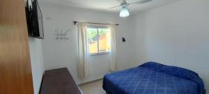 Los Nardos Duplex 2 في سان سلفادور دي خوخوي: غرفة نوم بسرير ازرق ونافذة